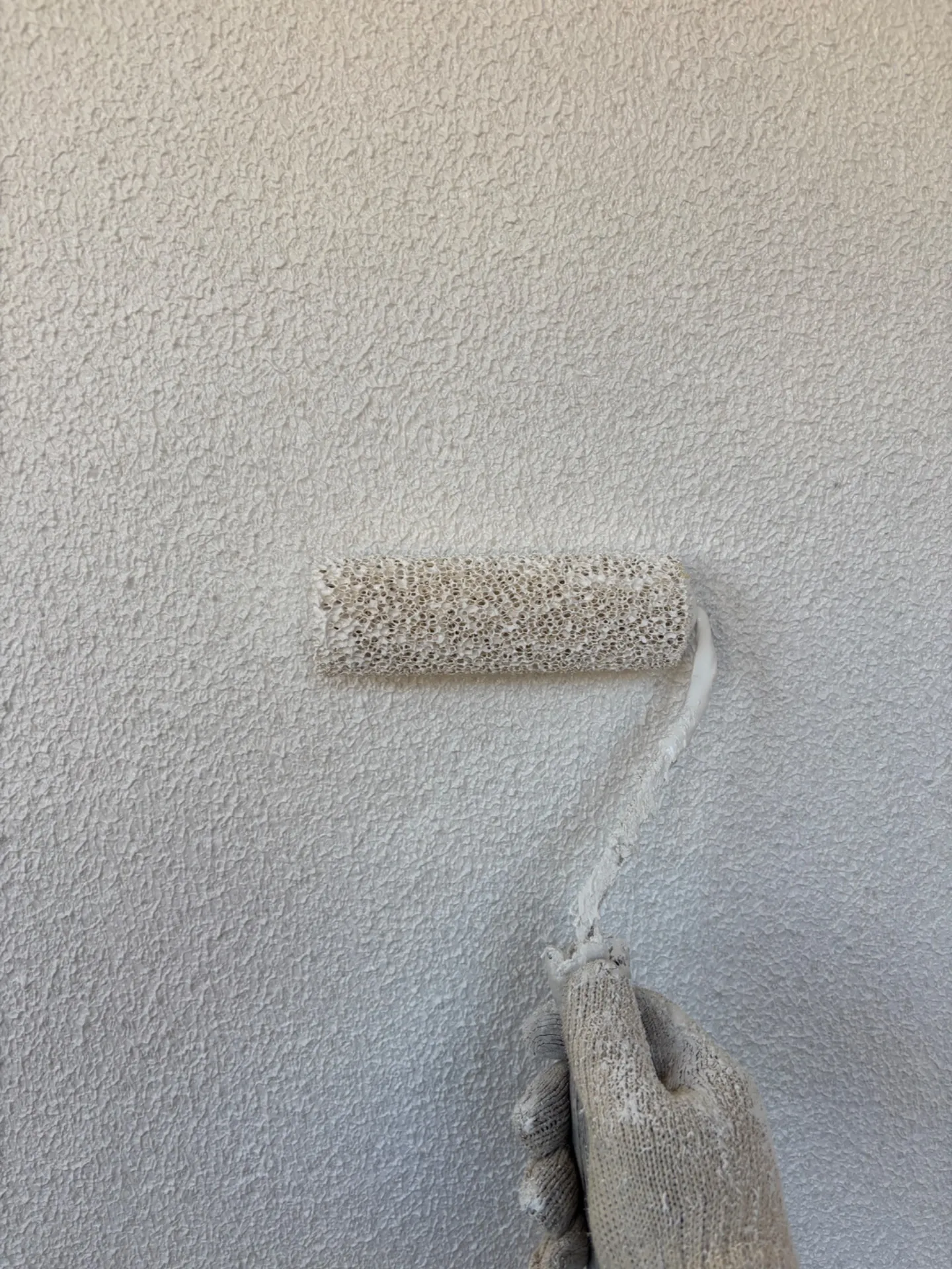  市原市の外壁塗装：ヘアクラック対策に鎖骨ローラーで厚み確保｜本庄塗装の施工