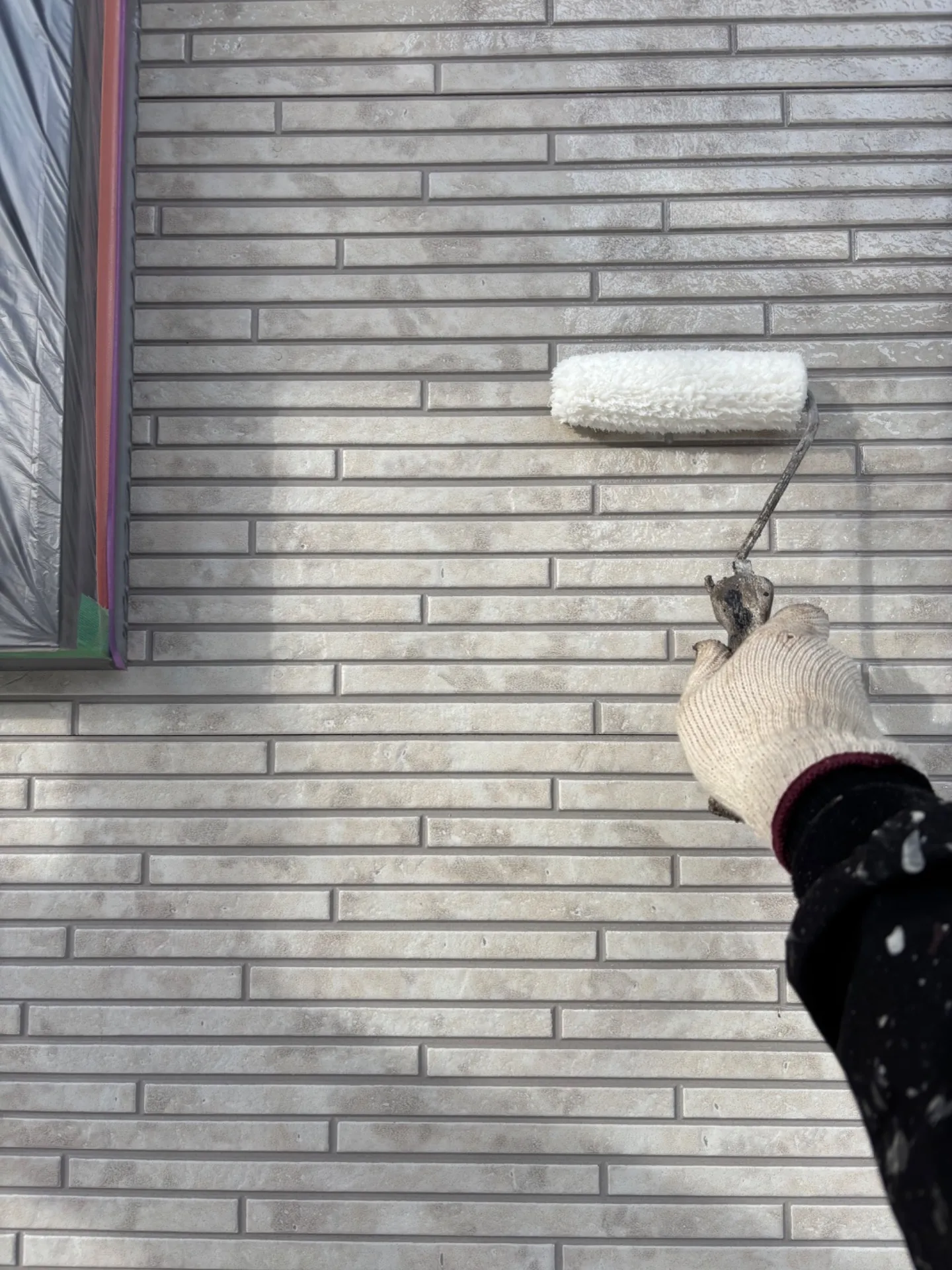 外壁のデザインを活かす塗装｜千葉市でフッ素クリヤ塗装施工中